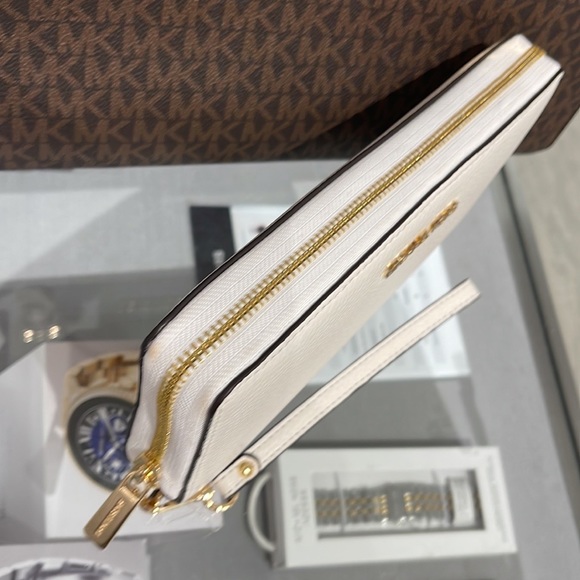 MICHAEL KORS LARGE TRAVEL CONTINENTAL WRISTLET WALLET OPTIC WHITE COLOR - Picture 12 of 16